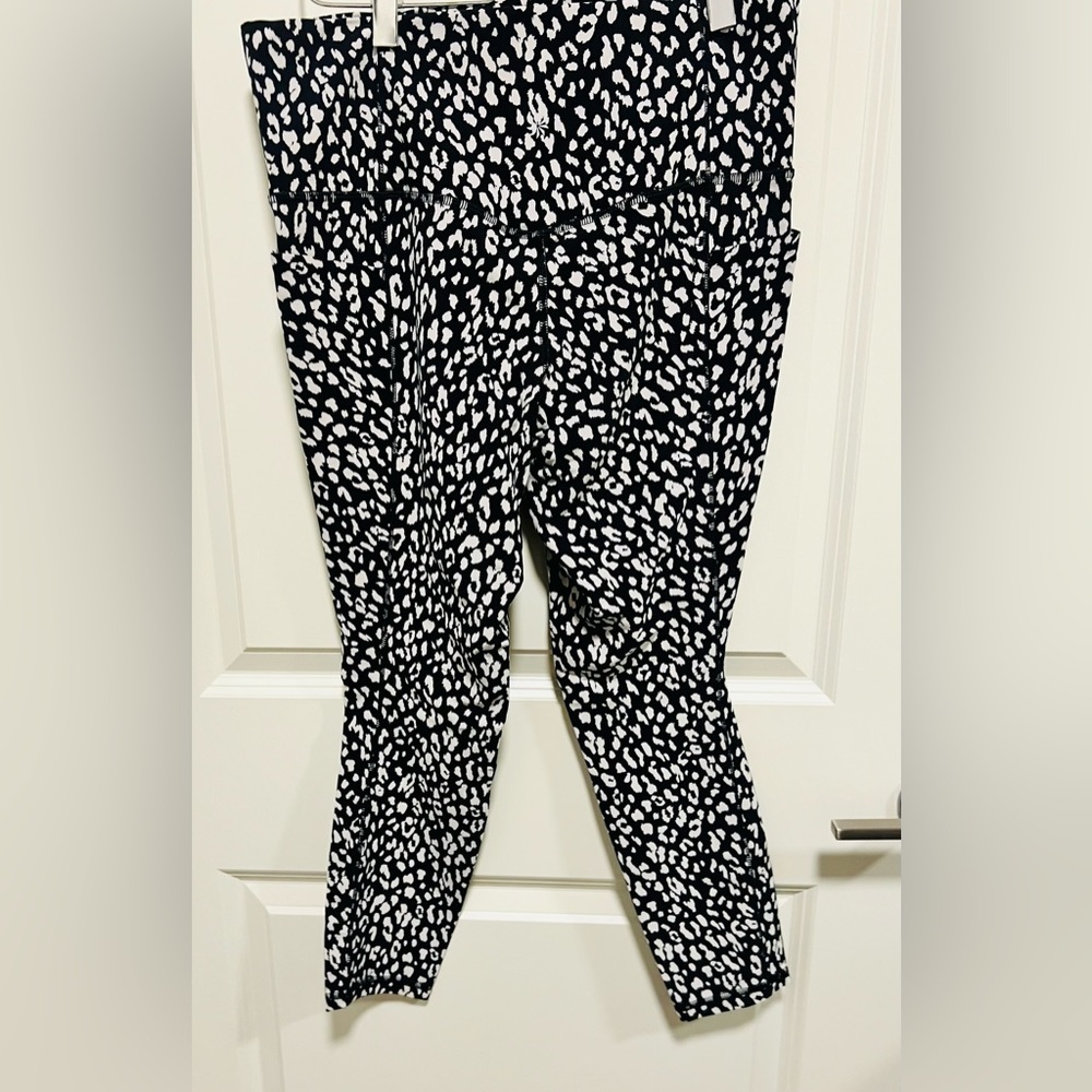 Printed Athleta Salutation Stash 7/8
